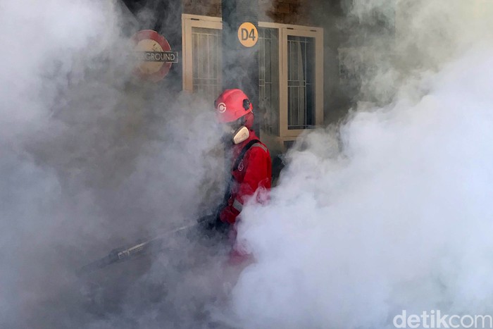 Petugas fogging nyamuk demam berdarah melakukan pengasapan di perumahan Villa Andalusia 2, Jatiasih, Bekasi, Sabtu (4/9). Warga swasembada menyewa jasa fogging untuk menghindari penyakit demam berdarah.