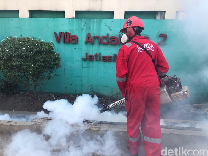 Petugas fogging nyamuk demam berdarah melakukan pengasapan di perumahan Villa Andalusia 2, Jatiasih, Bekasi, Sabtu (4/9). Warga swasembada menyewa jasa fogging untuk menghindari penyakit demam berdarah.