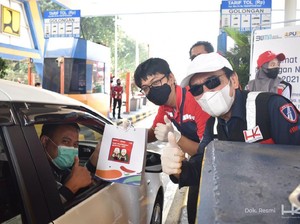 Pengguna Jalan Tol Dapat Uang Elektronik dan Merchandise Gratis