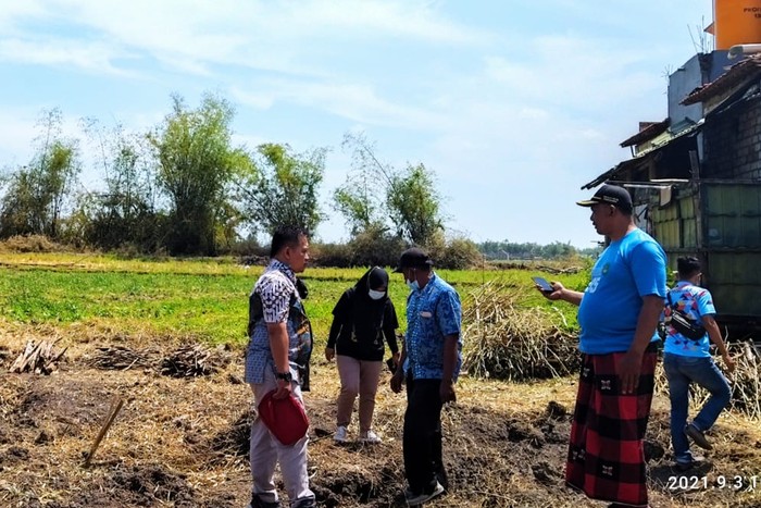 Warga menunjukan sejumlah uang kuno yang ditemukan di areal persawahan di Lamongan, Sabtu (4/9).