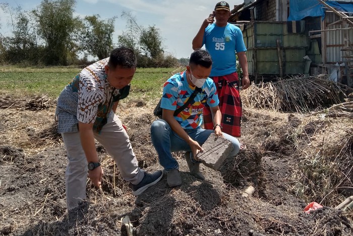 Warga menunjukan sejumlah uang kuno yang ditemukan di areal persawahan di Lamongan, Sabtu (4/9).