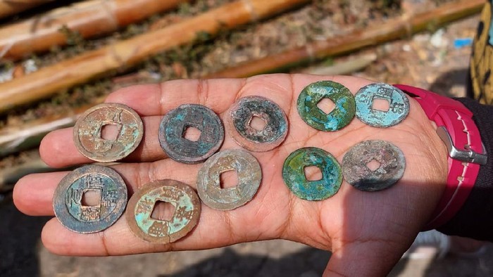 Warga menunjukan sejumlah uang kuno yang ditemukan di areal persawahan di Lamongan, Sabtu (4/9).
