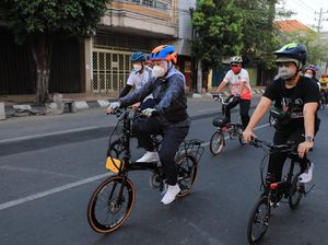 Temui 4 Pekerja Penerima BSU, Menaker Kayuh Sepeda 2 Km di Semarang