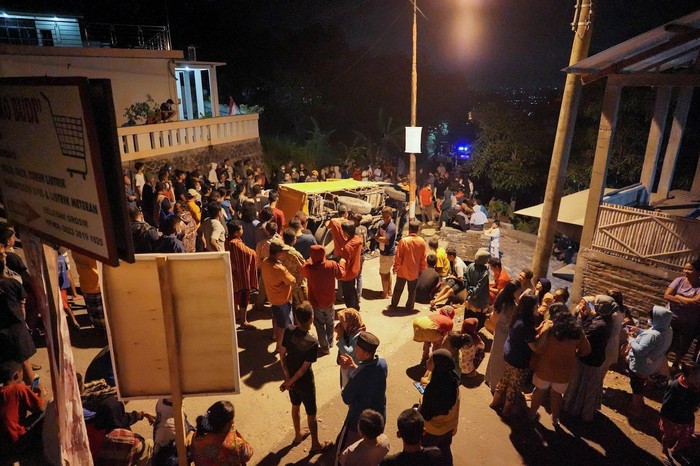 Kecelakaan Sleman Polisi melakukan olah TKP truk terguling yang menewaskan 6 orang di Sleman. Yogyakarta, Jumat (4/9). 5 orang meninggal di lokasi yakni penumpang truk pembawa batu taman itu.