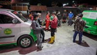 Petugas medis terlihat di lokasi kejadian pada Jumat malam.