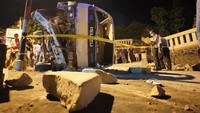 Batu taman yang diangkut truk ikut berserakan.
