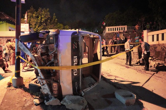 Kecelakaan Sleman Polisi melakukan olah TKP truk terguling yang menewaskan 6 orang di Sleman. Yogyakarta, Jumat (4/9). 5 orang meninggal di lokasi yakni penumpang truk pembawa batu taman itu.