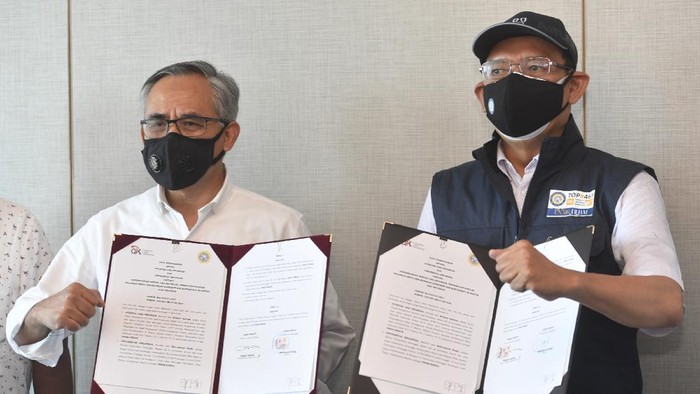 Ketua Dewan Komisioner Otoritas Jasa Keuangan (OJK) Wimboh Santoso (kiri) bersama Rektor Unair Mohammad Nasih (kanan) saling berbincang usai penandatanganan nota kesepahaman kerja sama OJK dengan Unair di Surabaya, Jawa Timur, Sabtu (4/9/2021). Kerja sama OJK dengan Unair  tersebut terkait pengembangan sektor jasa keuangan, peningkatan edukasi keuangan serta perlindungan konsumen dan masyarakat. ANTARA FOTO/Zabur Karuru/foc.