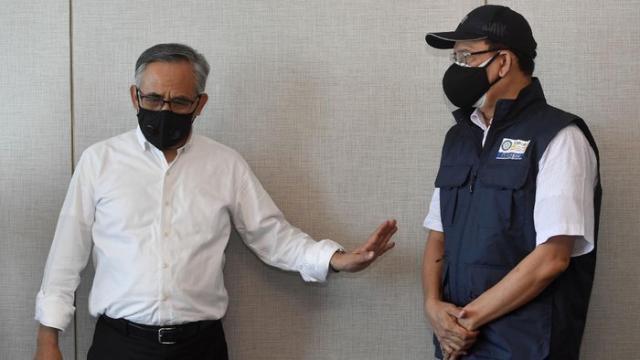 KERJA SAMA OJK DENGAN UNAIR Ketua Dewan Komisioner Otoritas Jasa Keuangan (OJK) Wimboh Santoso (kiri) bersama Rektor Unair Mohammad Nasih (kanan) saling berbincang usai penandatanganan nota kesepahaman kerja sama OJK dengan Unair di Surabaya, Jawa Timur, Sabtu (4/9/2021). Kerja sama OJK dengan Unair tersebut terkait pengembangan sektor jasa keuangan, peningkatan edukasi keuangan serta perlindungan konsumen dan masyarakat. ANTARA FOTO/Zabur Karuru/foc.