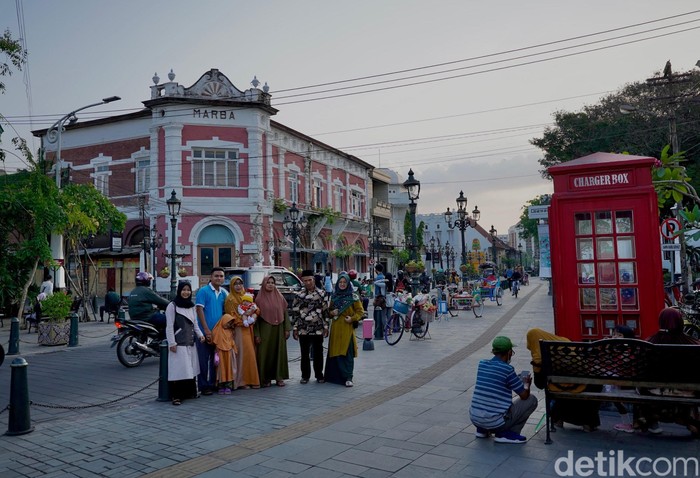 Para wsiatawan domestik mulai banyak terlihat di kawasan Kota Lama Semarang, Sabtu (4/9). Peningkatan wisatawan di kota lama ini sudah dirasakan sejak sepekan terakhir.