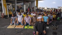 Pengemudi yang antri bahan bakar sholat di SPBU.