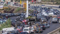 Tampak pengemudi turun dari kendaraan karena lamanya antrian. 