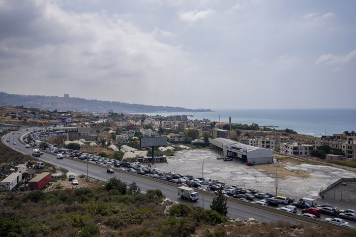 Krisis BBM di Lebanon A general view of a petrol station on the main highway that links the Capital Beirut to south Lebanon, as cars come from every direction to try and fill their tanks with gasoline, in the coastal town of Jiyeh, south of Beirut, Lebanon, Friday, Sept. 3, 2021. Lebanon is mired in a devastating economic and financial crisis, the worst in its modern history. A result of this has been crippling power cuts and severe shortages in gasoline and diesel that have been blamed on smuggling, hoarding and the cash-strapped government’s inability to secure deliveries of oil products. (AP Photo/ Hassan Ammar)