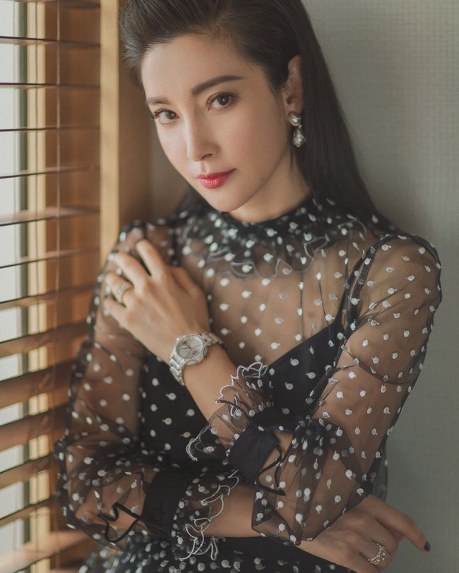 Tak hanya wajahnya yang masih terlihat manis, namun tubuh Li Bingbing pun tampak selalu langsing dan bugar. Foto: Instagram @libingbing