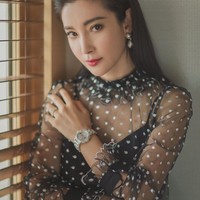 Tak hanya wajahnya yang masih terlihat manis, namun tubuh Li Bingbing pun tampak selalu langsing dan bugar. Foto: Instagram @libingbing