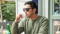 Medina Zein tengah menjadi perbincangan setelah ia ditagih utang oleh sosialita asal Surabaya. Lukman Azhari sebagai suami langsung pasang badan membela sang istri. Foto: Instagram @lukmanazhari18