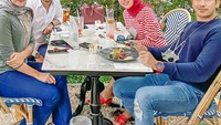 Meeting selalu membuat gagal diet, kata Lukman. Di sini memang terlihat banyak makanan di meja. Mereka meeting bersama artis Hengky Kurniawan. Foto: Instagram @lukmanazhari18