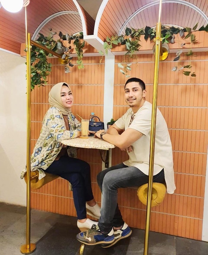 Lukman Azhari Hobi Ngopi Romantis Bareng Medina Zein Lukman Azhari Hobi Ngopi Romantis Bareng Medina Zein