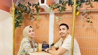 Lukman Azhari yang juga adik kandung artis Ayu Azhari ini memang dikenal sangat cinta dengan istrinya. Ia kerap memamerkan momen mesra berdua, termasuk saat kulineran.  Foto: Instagram @lukmanazhari18