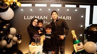 Medina yang dikenal sebagai pengusaha skincare ini juga senang memberi kejutan saat ulang tahun Lukman. Sebuah pesta kecil digelar dengan menghadirkan cake dengan tema simpel modern. Foto: Instagram @lukmanazhari18