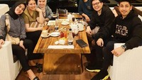 Makan malam di restoran dengan pemandangan city scape. Lagi-lagi Lukman memilih segelas kopi sebagai minuman.  Foto: Instagram @lukmanazhari18
