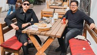 Food is always a good idea, kata Lukman. Di sini ia tak Hangout bersama istrinya tapi makan bersama temannya. Segelas kopi dan camilan siap menemani. Foto: Instagram @lukmanazhari18