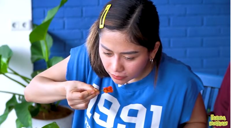 Makan cabe carolina reaper yang pedasnya menyengat