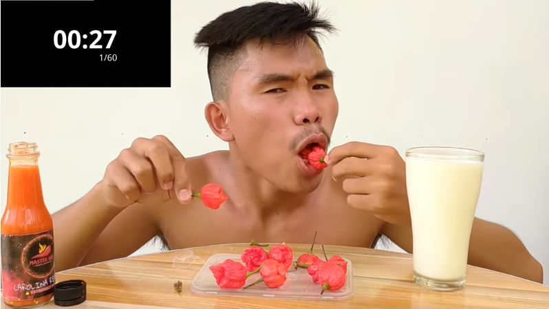 Makan cabe carolina reaper yang pedasnya menyengat