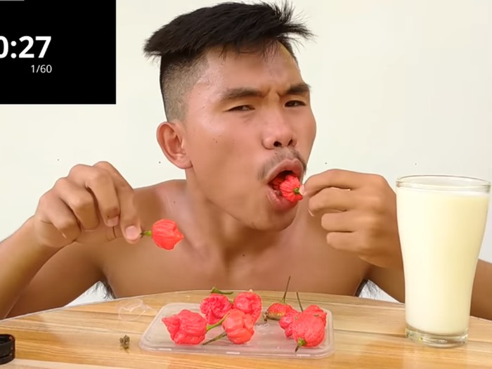 Makan cabe carolina reaper yang pedasnya menyengat