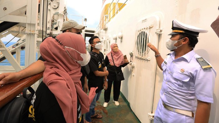 Vice President PT PELNI Sukendra bersama Nakhoda KM Kelud Capt. Asep Soparya menyambut pelanggan KM Kelud yang terpilih di Hari Pelanggan Nasional saat berlayar dengan KM Kelud, Sabtu (4/9). Pada perayaan Harpelnas 2021, PT PELNI memberikan layanan dari kelas ekonomi menjadi kelas 1 bagi penumpang KM Kelud yang beruntung. Terhitung sejak 1 September, kapal PELNI hanya mengangkut penumpang yang sudah mendapatkan vaksin yang dibuktikan dengan terdaftar di aplikasi PeduliLindungi.