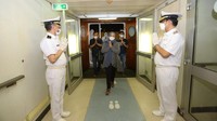 Vice President PT Pelni Sukendra bersama Nakhoda KM Kelud Capt. Asep Soparya menyapa para pelanggan langsung yang bertepatan dengan hari pelanggan nasional, Sabtu (4/9/2021).