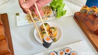 Awalnya berat, tetapi mereka berhasil mengembangkan gerai Fure Sushi. Kini gerainya sudah memiliki 2 caban lainnya yang berada di Gajah Mada Food Street dan di Serpong. Foto: detikcom/Riska Fitria