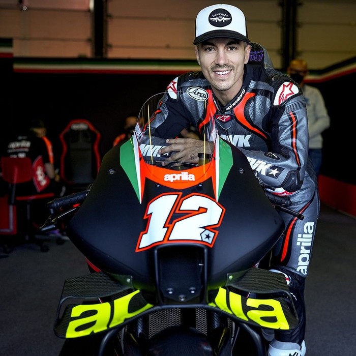 Maverick Vinales saat menjalani sesi uji coba bersama tim Aprilia di Sirkuit Misano, Italia, 31 Agustus 2021.