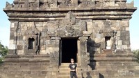 Candi ini berada di bukit hijau atau Gumuk Ijo