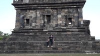 Lokasinya yang tinggi membawa keuntungan, yaitu jadi salah satu spot terbaik untuk menikmati senja