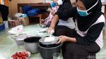 Pembuatan Kue Strawberry dari Kebun di Bantaran Kali Umbulharjo