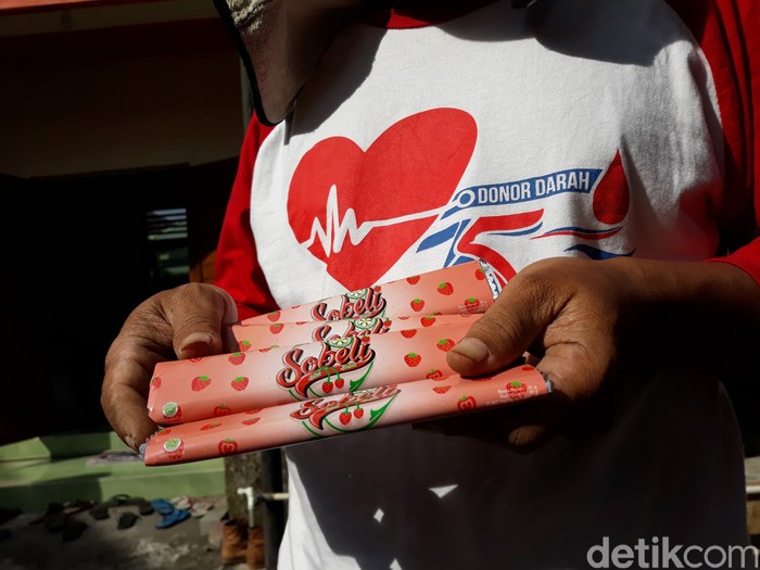 Warga mengolah kue dari buah strawberry yang dipetik dari kebun di bantaran Sungai Gajah Wong, Umbulharojo, Yogyakarta, Sabtu (4/9/2021). Lihat yuks..