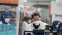 Dia juga sempat memeriksa sistem yang ada di belakang layar. Erick mengaku cukup kaku karena tidak terbiasa dengan pekerjaan tersebut.   Tadi saya coba bantu melihat sistemnya dari belakang ya memang agak kikuk karena bukan biasa. Yang saya lihat justru sistemnya bisa jalan nggak dan saya lihat cek obatnya ada dimana. Saya rasa kimia farma sangat rapih. Jadi mudah-mudahan dapat membantu pelayanan covid pada saat ini, tutur Erick Thohir.Foto: Siti Fatimah/detikcom