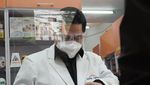 Sambil Jongkok, Erick Thohir Cek Stok Obat di Kimia Farma