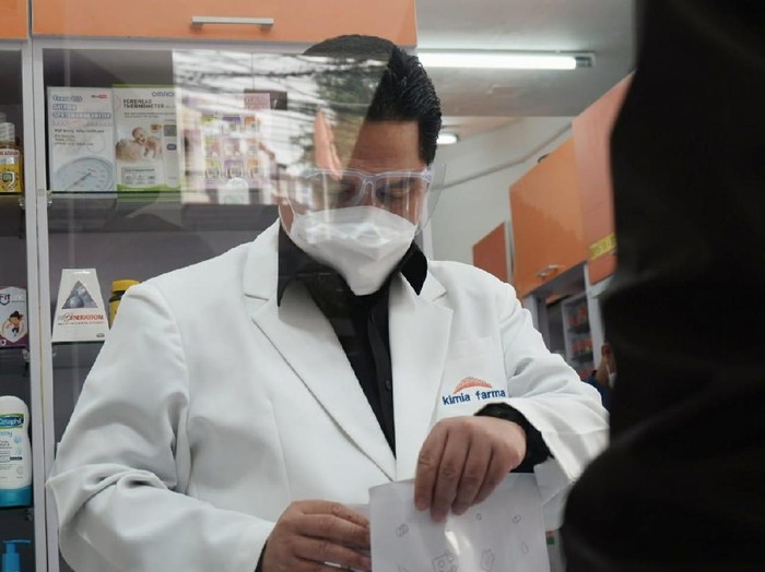 Menteri BUMN Erick Thohir cek obat di Kimia Farma Depok