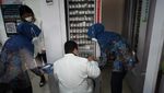 Sambil Jongkok, Erick Thohir Cek Stok Obat di Kimia Farma