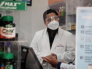 Sambil Jongkok, Erick Thohir Cek Stok Obat di Kimia Farma