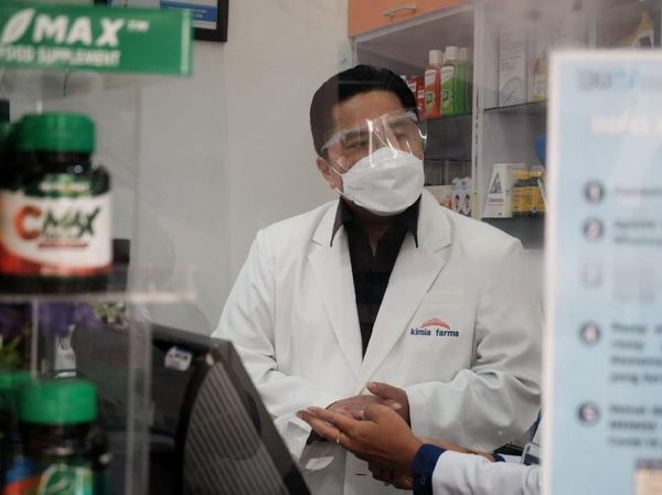 Sambil Jongkok, Erick Thohir Cek Stok Obat di Kimia Farma