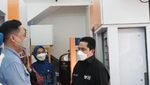 Sambil Jongkok, Erick Thohir Cek Stok Obat di Kimia Farma