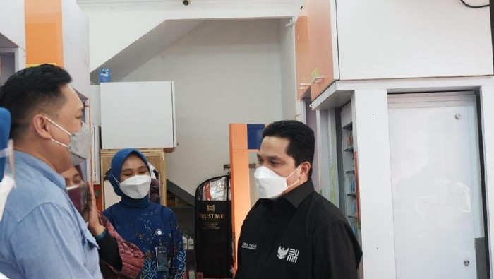 Menteri BUMN Erick Thohir cek obat di Kimia Farma Depok Menteri BUMN Erick Thohir cek obat di Kimia Farma Depok