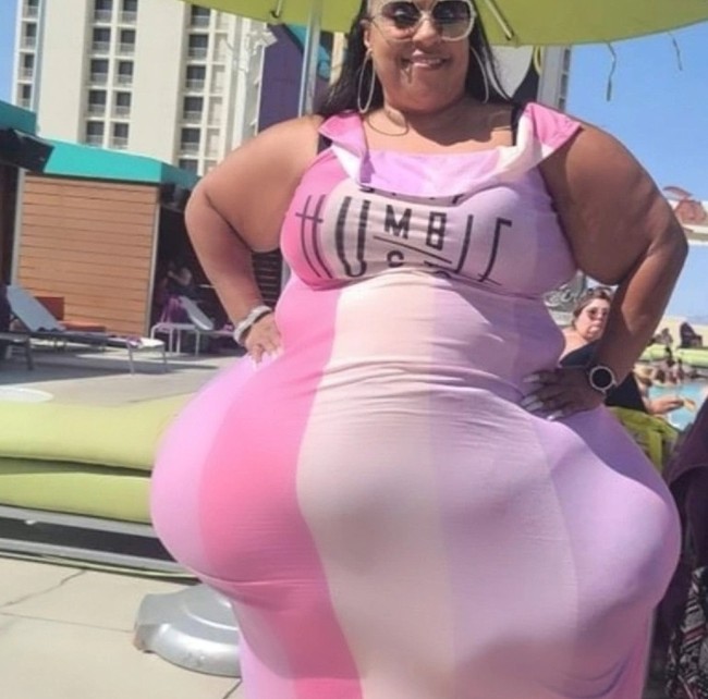 Mikel Ruffinelli adalah wanita pemilik bokong terbesar di dunia. Mikel punya ukuran bokong sebesar 99 inchi. Saking besarnya, Mikel mengaku kesulitan saat mandi. Foto: Dok. Instagram @divaz_style