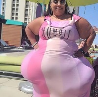 Mikel Ruffinelli adalah wanita pemilik bokong terbesar di dunia. Mikel punya ukuran bokong sebesar 99 inchi. Saking besarnya, Mikel mengaku kesulitan saat mandi. Foto: Dok. Instagram @divaz_style