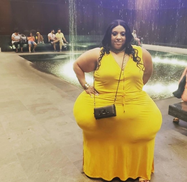 Memiliki pinggul dan bokong yang ukurannya tak biasa, Mikel Ruffinelli harus tidur di kasur yang ukurannya mencapai tujuh kaki atau sekitar 213 cm. Dalam kesehariannya untuk beraktivitas, dia pun harus naik truk.  Foto: Dok. Instagram @divaz_style