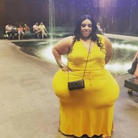 Memiliki pinggul dan bokong yang ukurannya tak biasa, Mikel Ruffinelli harus tidur di kasur yang ukurannya mencapai tujuh kaki atau sekitar 213 cm. Dalam kesehariannya untuk beraktivitas, dia pun harus naik truk.  Foto: Dok. Instagram @divaz_style