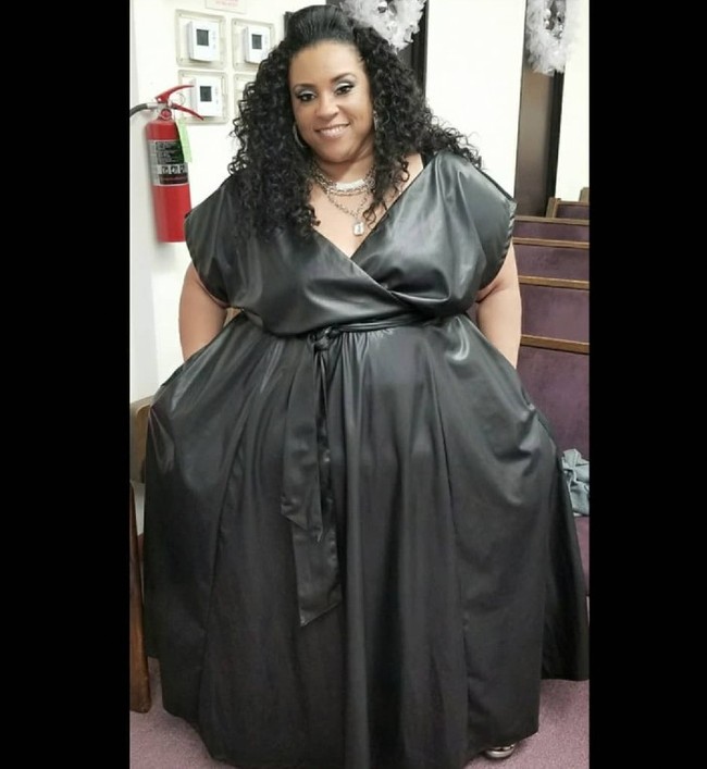 Inilah penampilan Mikel Ruffinelli dalam kesehariannya hingga kini. Dia memiliki berat badan 190 kg. Pinggulnya mencapai 2,4 meter, pinggangnya lebarnya hanya 102 cm. Sedangkan tinggi badannya 162 cm. Foto: Dok. Instagram @divaz_style